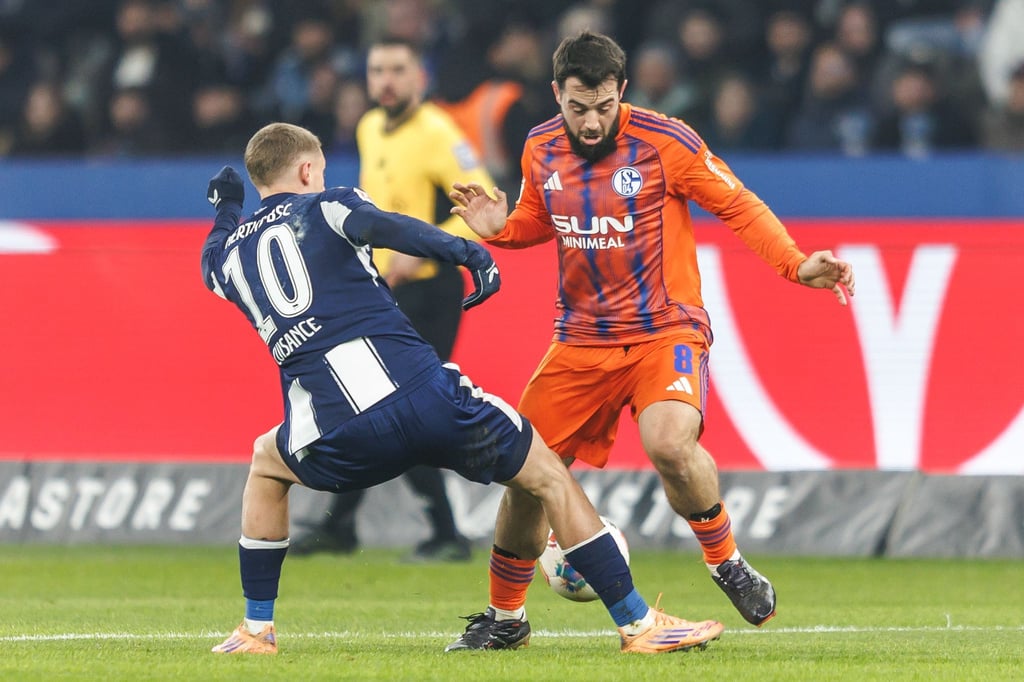 Die Zeit von Amin Younes (r) bei Schalke ist vorbei. (Archivbild)