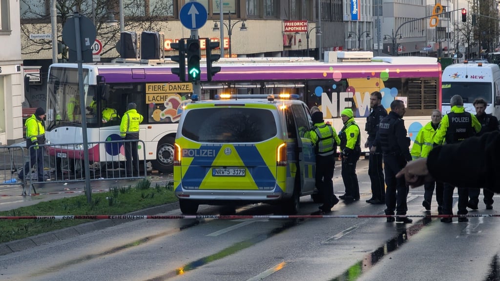 Der schwere Unfall passierte beim Mönchengladbacher Veilchendienstagszug.
