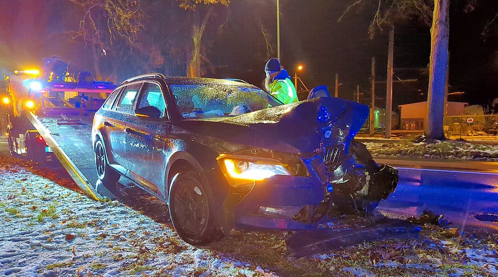 Nach dem Unfall in der Heidestraße wird der Skoda am späten Dienstagabend abgeschleppt. 