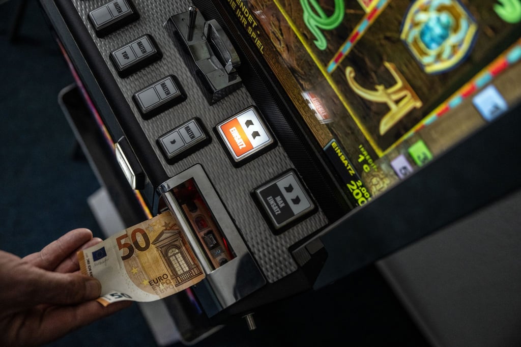Geld wird in einem Spielautomaten gesteckt. Mehrere solcher Maschinen beschlagnahmten Beamte der Polizei in Görlitz. (Symbolbild)