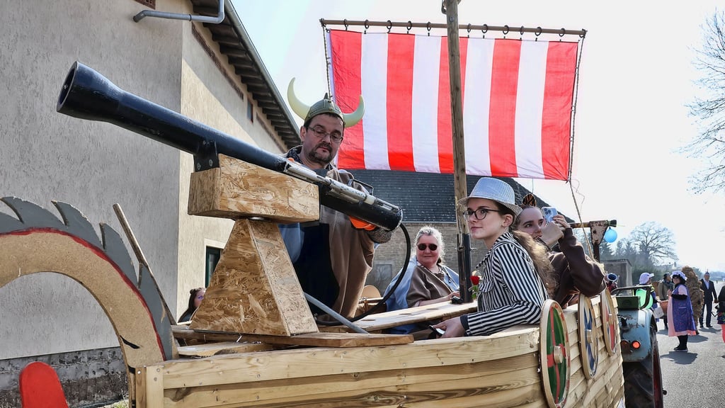 Mit einer Konfettikanone bewaffnet ging es im Vorjahr zum Umzug durch Katharinenrieth.