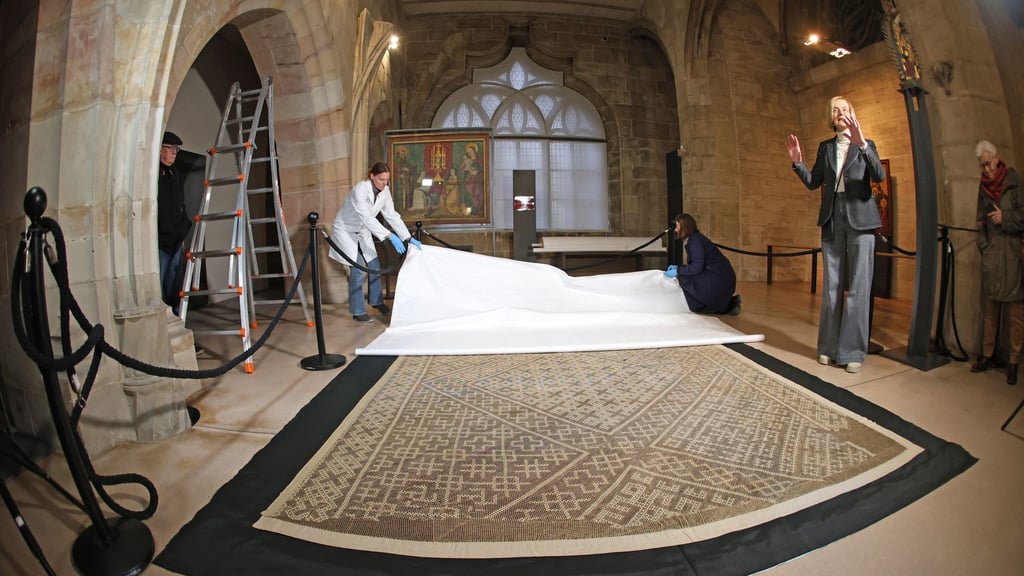 Das überdimensionale Tuch aus dem 13. Jahrhundert&nbsp;gilt als die einzige erhaltene, ausschließlich in Filetarbeit hergestellte Weißstickerei des Mittelalters.