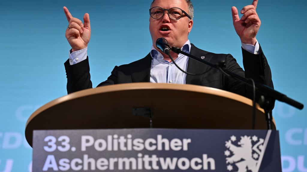 Thüringens Ministerpräsident Mario Voigt (CDU) geht die AfD hart an.