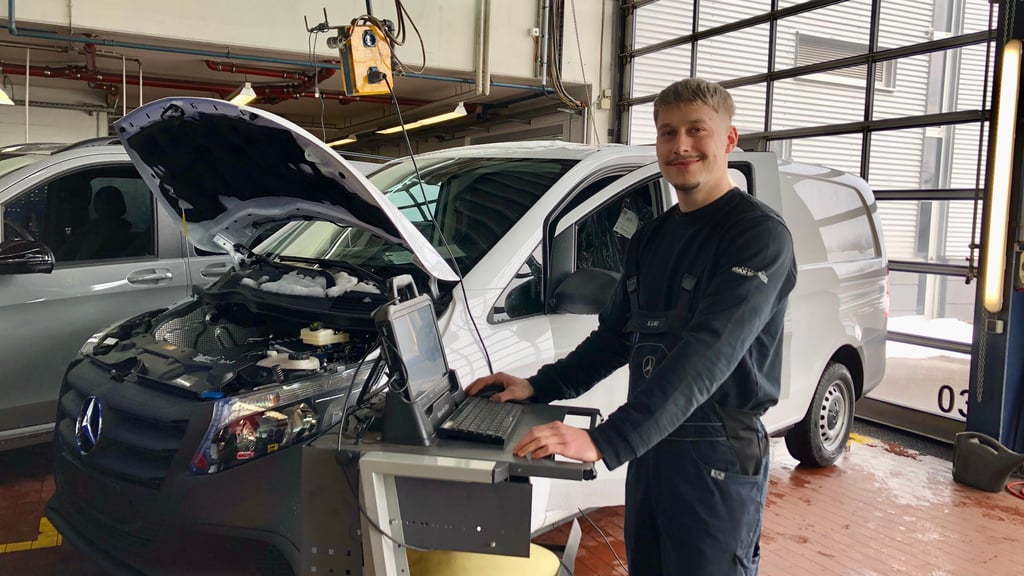 Konrad Lau hat seine Ausbildung zum Mechatroniker für Nutzfahrzeuge im Weißenfelser Mercedes-Atuohaus Max Schultz absolviert.