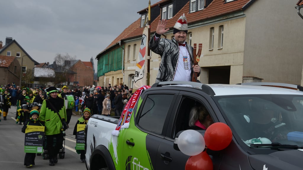 BKC-Zeremonienmeister René Reineberg fährt voran, hier beim Festumzug 2025 in Bennungen. 