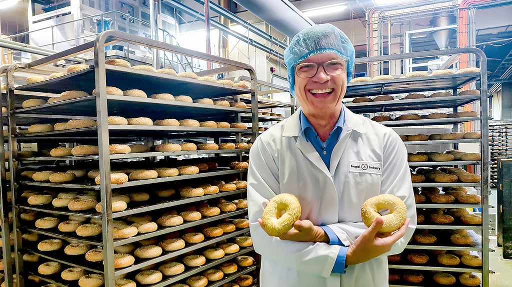 Zum ersten Mal öffnet die Bagel Bakery in Droßdorf zum Girlsday ihre Pforten. Dieser Tag findet  am 23. April bundesweit statt. Geschäftsführer Christian Kiefer freut sich darauf und die Bagels dürfen auch gekostet werden.   