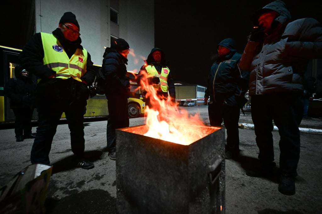 Fordern bessere Arbeitsbedingungen: Die Beschäftigten der Berliner Verkehrsbetriebe (BVG). (Archivbild)