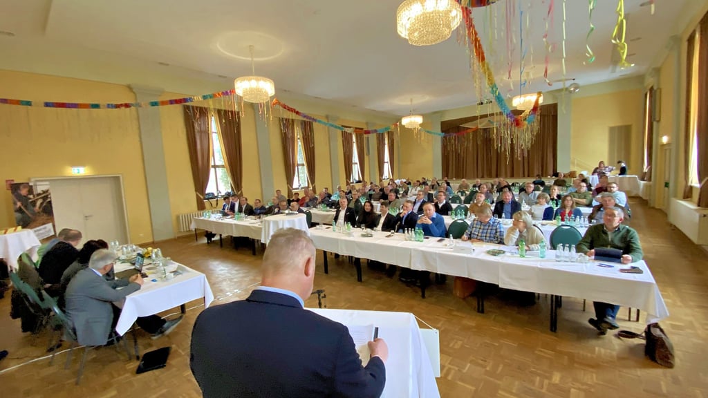 Landwirte der Region verfolgen auf dem Kreisbauerntag die Berichterstattung vom Vorsitzenden des Landwirteverbandes im Kreis, Ralf Donath.