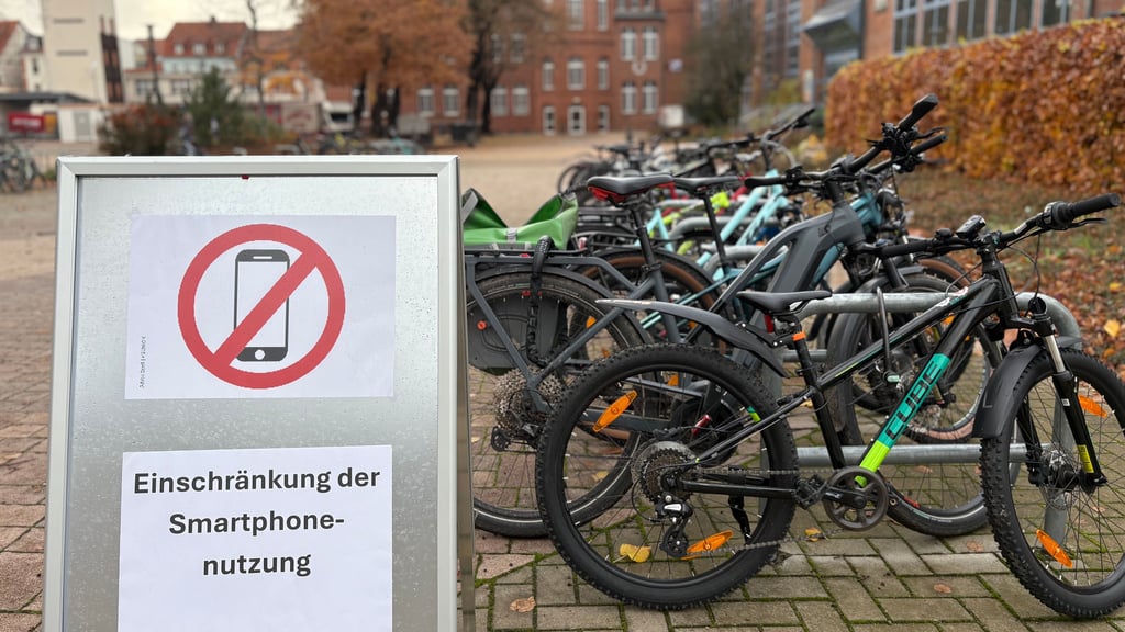 Schüler müssen am Roland-Gymnasium in Burg mit dem Betreten des Schulgeländes ihr Handy ausstellen. So sieht es die Hausordnung nun vor.