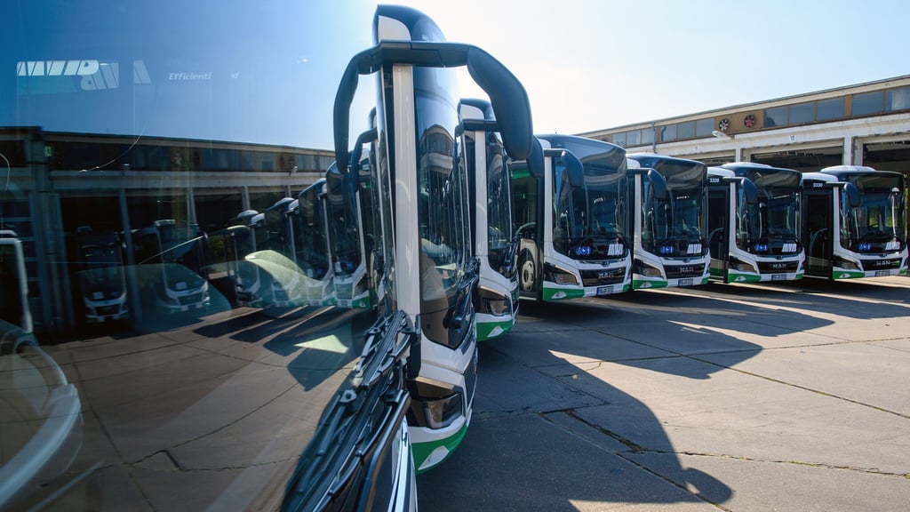 Noch stehen die Busse nur kurz im Depot: Bald könnten sie bei einem Warnstreik aber auch wieder länger stehen. (Archivbild)