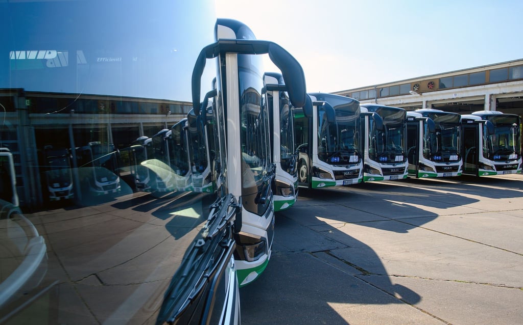 Noch stehen die Busse nur kurz im Depot: Bald könnten sie bei einem Warnstreik aber auch wieder länger stehen. (Archivbild)