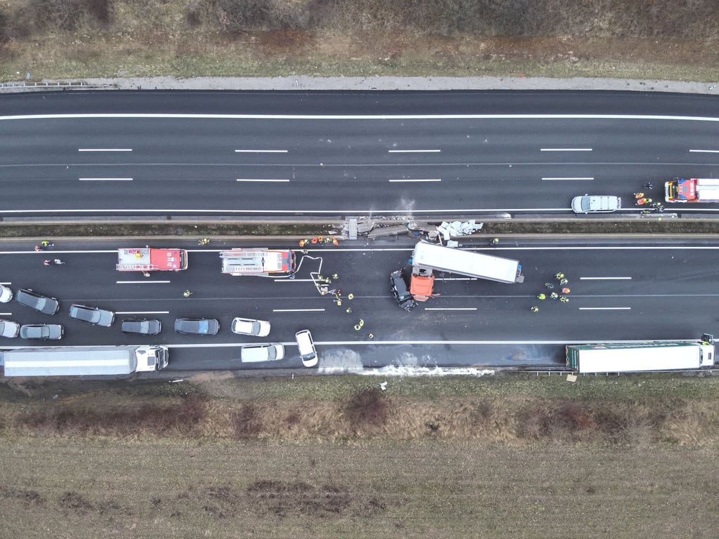 Die Autobahn 7 ist laut Polizei voraussichtlich bis zum Abend gesperrt.