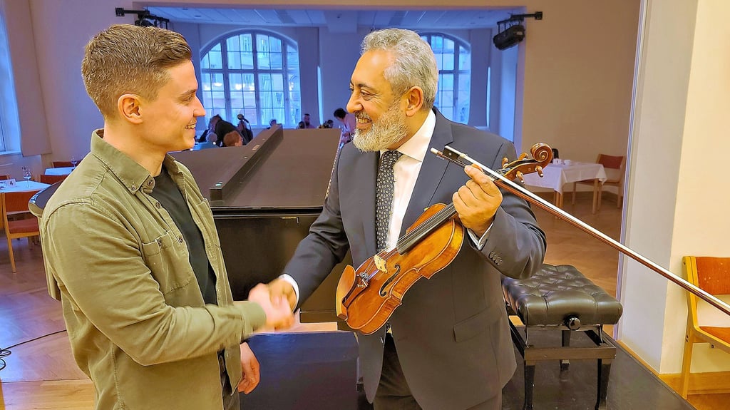 Cristian Goldberg (rechts) bedankt sich bei einem Konzert im Bestehornhaus bei Kriminalkommissar  Reinecke, der ihm die Violine wiederbrachte.