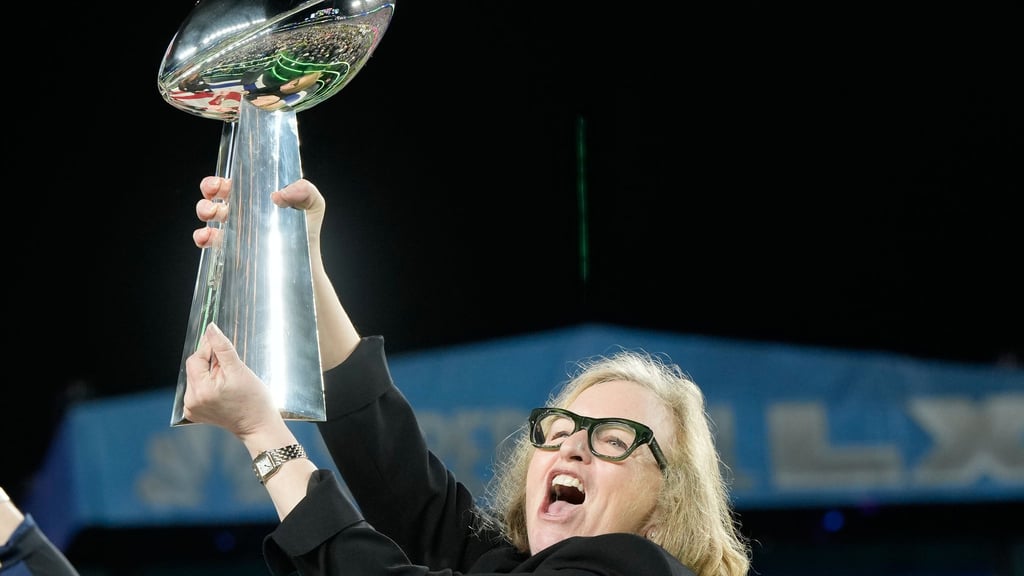 Seahawks-Besitzerin Jody Allen mit der Super-Bowl-Trophäe. Das Team aus Seattle steht zum Verkauf. (Archivbild)