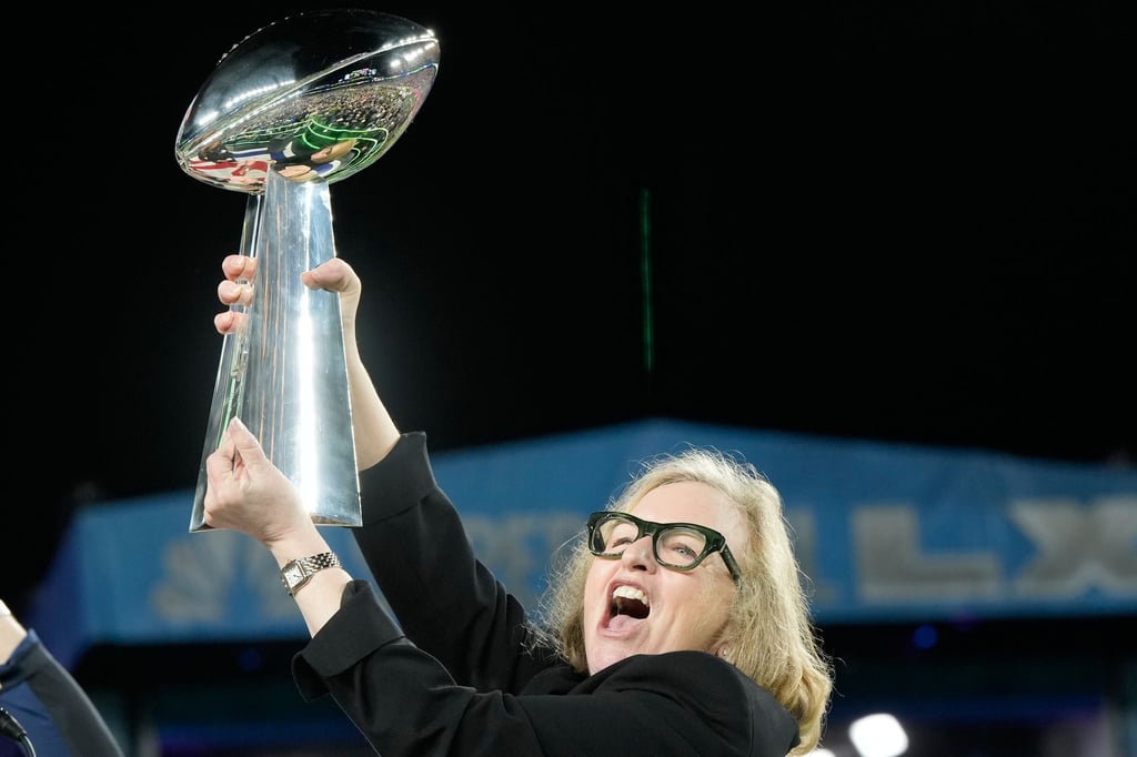 Seahawks-Besitzerin Jody Allen mit der Super-Bowl-Trophäe. Das Team aus Seattle steht zum Verkauf. (Archivbild)
