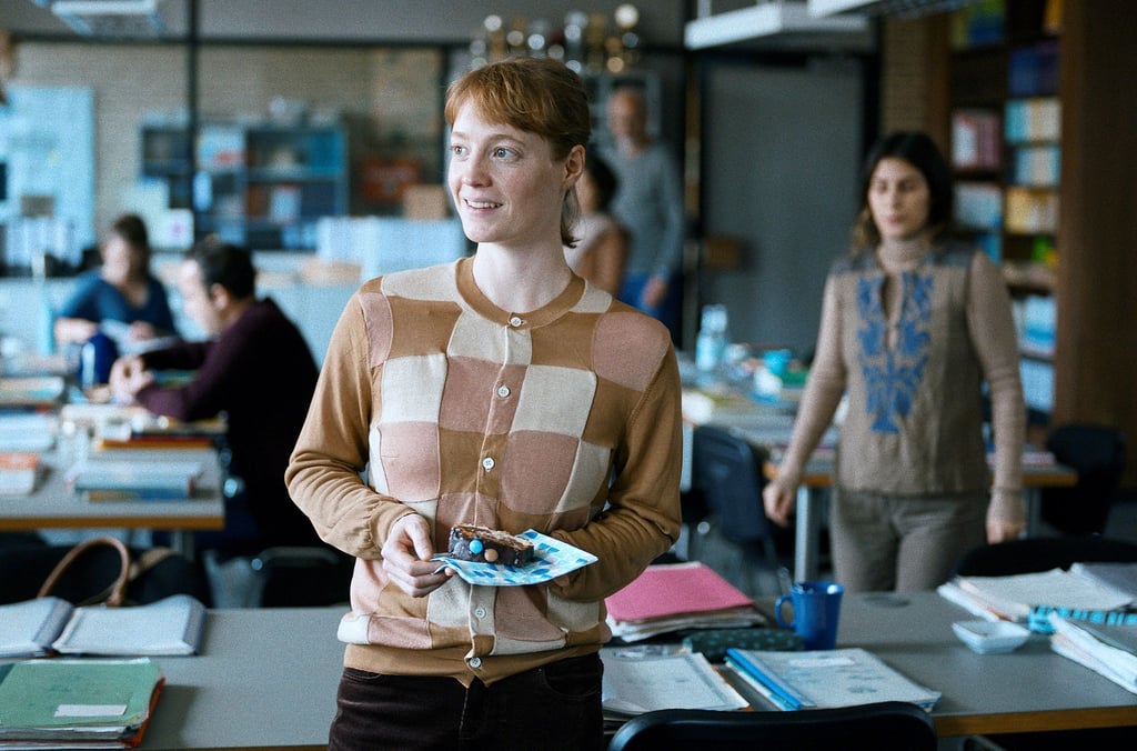 Die junge Lehrerin Carla Nowak (Leonie Benesch) steht im Lehrerzimmer.