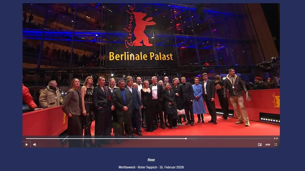 Gruppenfoto auf dem roten Teppich. Wer es verpasst hat: Die Ankunft der „Rose“-Crew kann man auf der offiziellen Berlinale-Website ansehen.