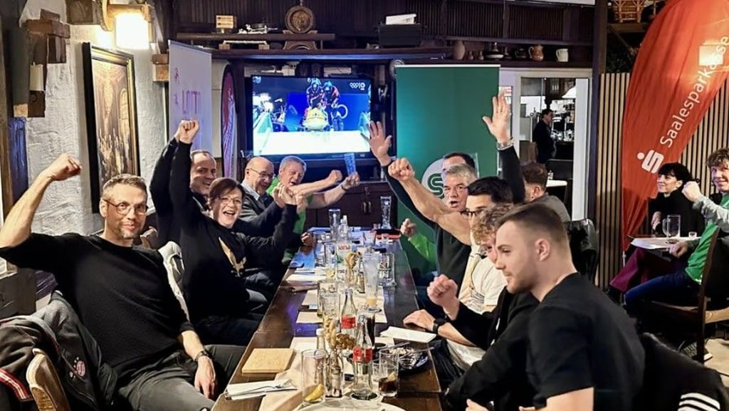 Jubel im Tomic in Halle über Deutschlands Bob-Fahrer und Silber für Alexander Schüller.