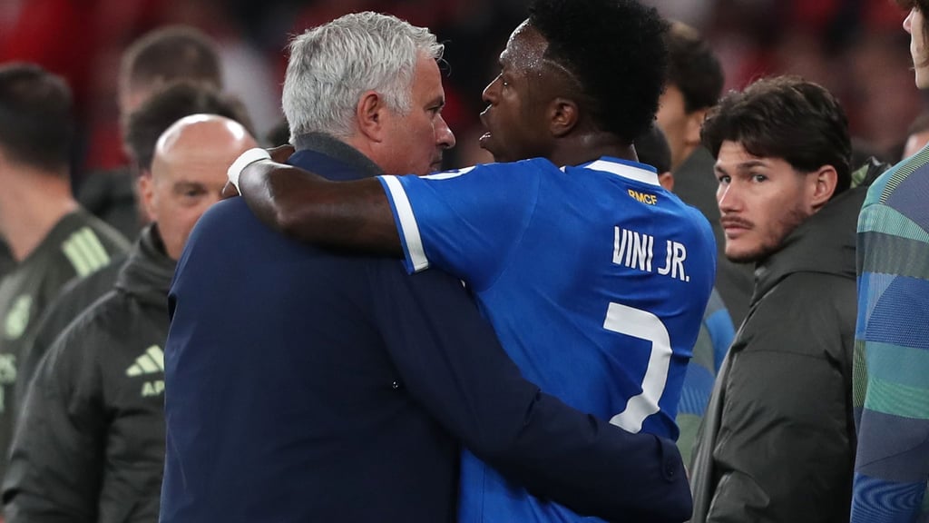 Benfica-Trainer José Mourinho (l) und Vinicius Jr. von Real Madrid äußerten sich zum mutmaßlichen Rassismus-Vorfall.