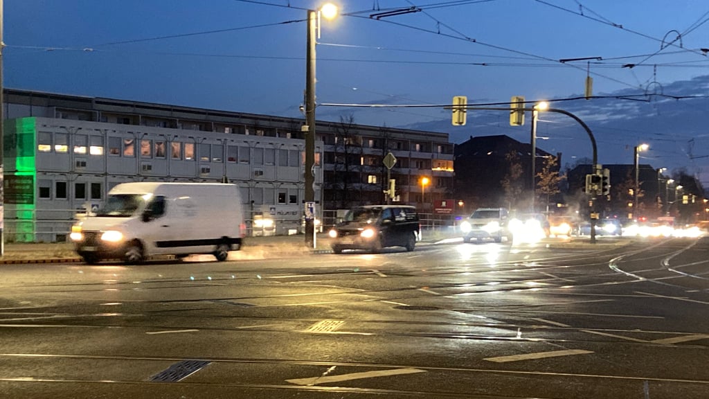 Vor knapp zwei Jahren wurde die Kaiser-Otto-Brücke nach langer Bauzeit wieder für den Autoverkehr freigegeben. Seitdem hat sich die Lage am Heumarkt insbesondere zu Stoßzeiten deutlich zugespitzt: Autofahrer klagen über lange Wartezeiten an den Ampeln und stockenden Verkehr.