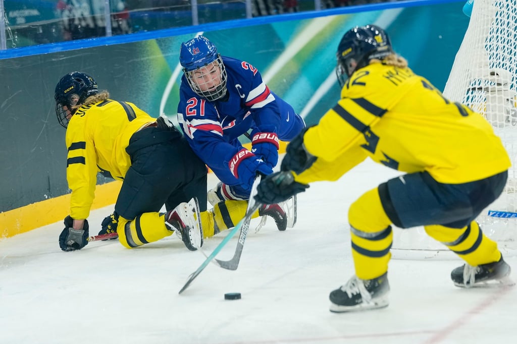 US-Eishockeyspielerin Hilary Knight (M) machte ihrer Partnerin Brittany Bowe einen Heiratsantrag.