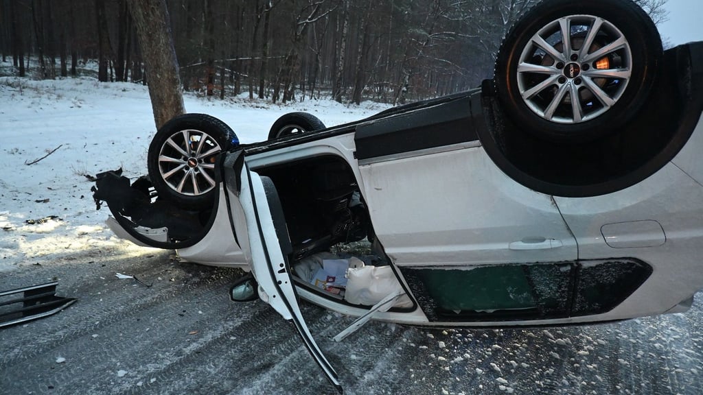 Rutschige Straßen: Ein Auto zwischen Gardelegen und Letzlingen überschlug sich am Mittwochmorgen.