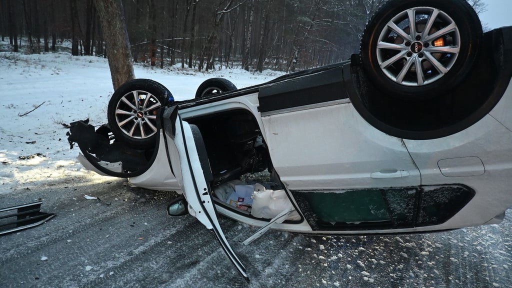 Rutschige Straßen: Ein Auto überschlug sich am Mittwochmorgen zwischen Gardelegen und Letzlingen.