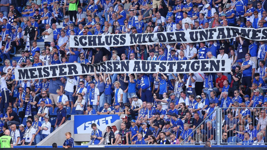 Fans des 1. FC Magdeburg protestieren gegen die Aufstiegsregelung in die 3. Liga. Schon lange sollen die Regionalligen reformiert werden, ist das "Kompass-Modell" die Lösung des Problems?