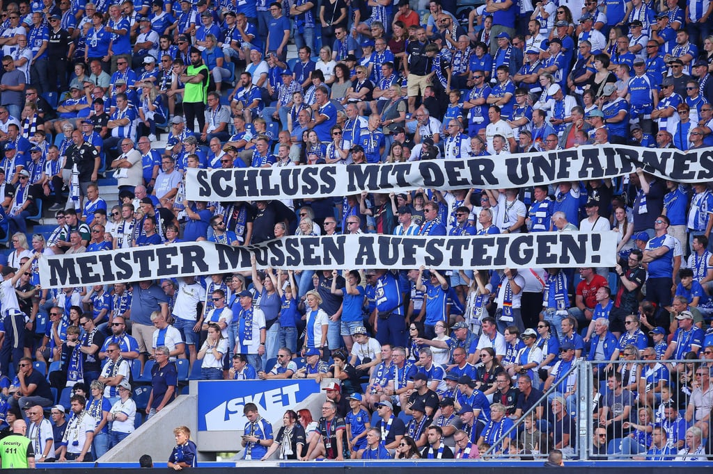 Fans des 1. FC Magdeburg protestieren gegen die Aufstiegsregelung in die 3. Liga. Schon lange sollen die Regionalligen reformiert werden, ist das "Kompass-Modell" die Lösung des Problems?