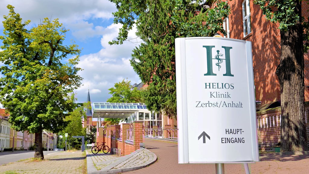 Zum 1. März will der Landkreis Anhalt-Bitterfeld die Helios Klinik in Zerbst in seine Trägerschaft übernehmen.