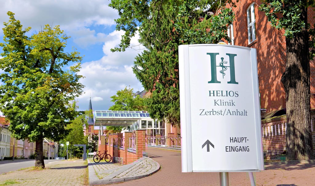 Zum 1. März will der Landkreis Anhalt-Bitterfeld die Helios Klinik in Zerbst in seine Trägerschaft übernehmen.