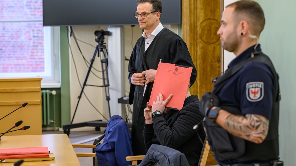 Ein Mann steht wegen des Verdachts des Mordes vor dem Landgericht in Cottbus. (Archivbild)
