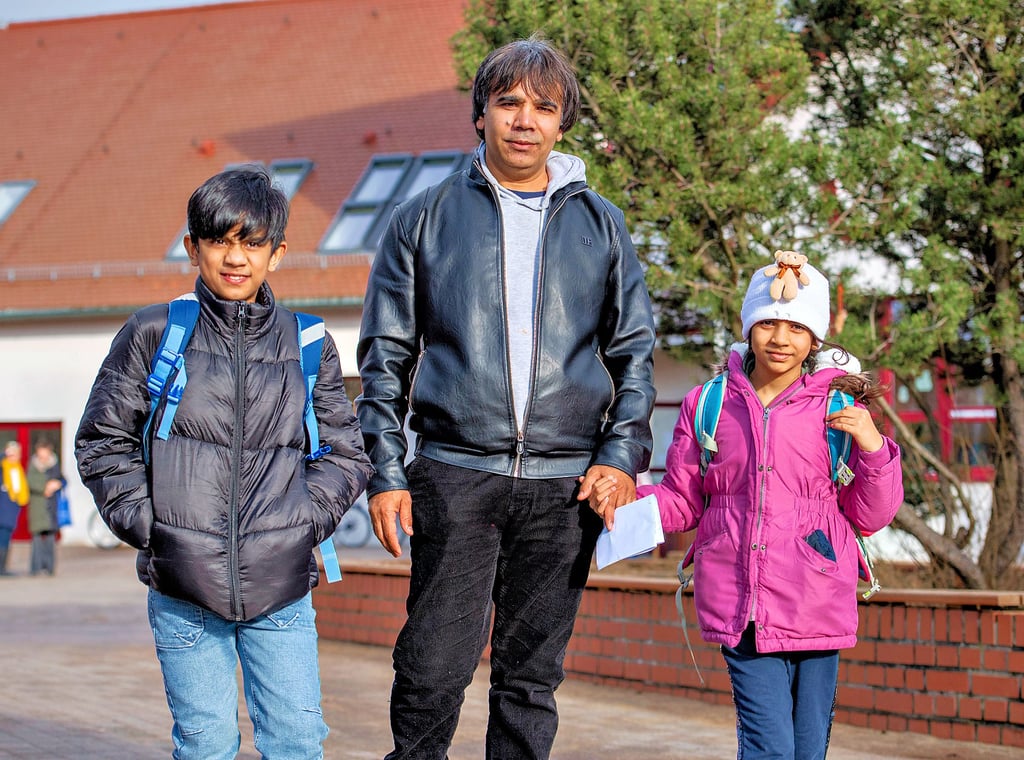 Zabihullah Shirzad aus Afghanistan mit Sohn Zahidullah und Tochter Kawsar vor der Uta-Schule in Naumburg.
