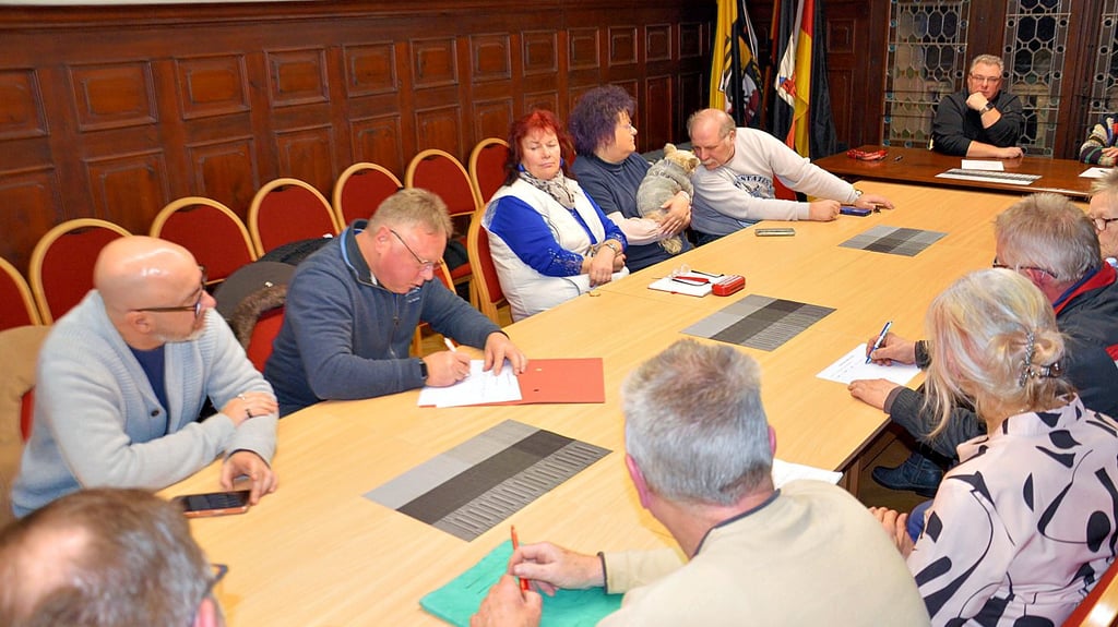 Zur ersten Info-Runde zwecks Gründung eines Bürgerbusvereins fanden 13 Teilnehmer den Weg ins Güstener Rathaus. Wer weiterhin Interesse zeigt, bekundete dies auf einer Liste.