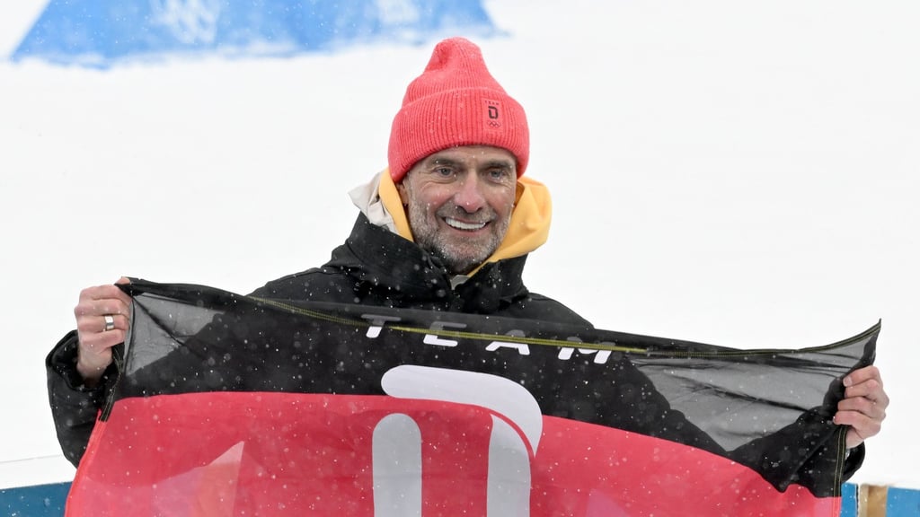 Jürgen Klopp hat Uli Hoeneß wegen seiner Rolle als Fußball-Chef bei Red Bull widersprochen.