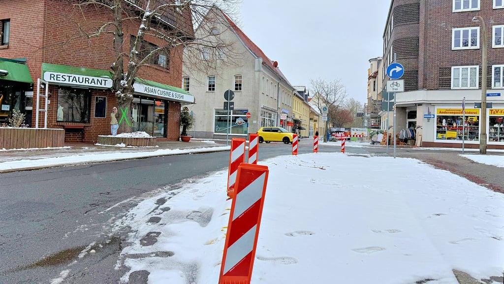 Im Bereich der Loberbrücke starten die Bauarbeiten in Bitterfeld. Dafür müssen Bäume weichen. Grüne Kreuze zeigen an, wo die Säge zum Einsatz kommt. 