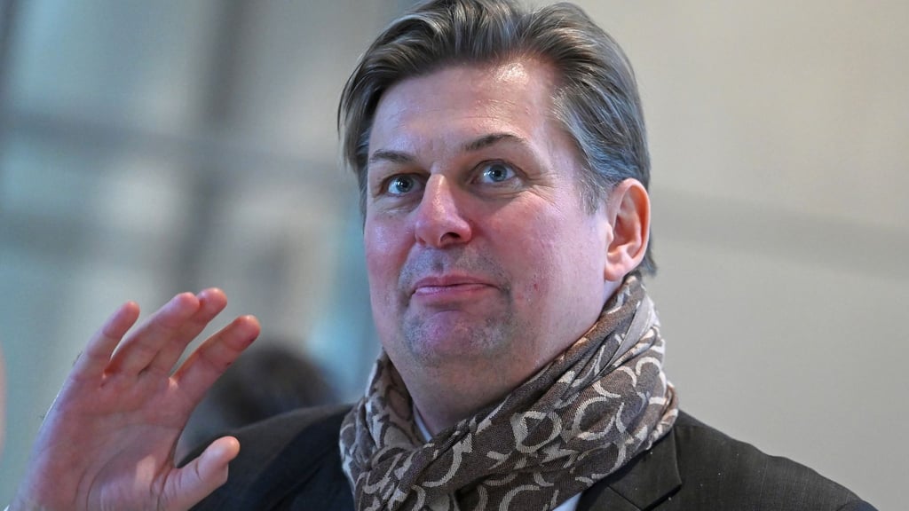 Die Präsentation von Krahs Roman „Die Reise nach Europa“ war ursprünglich am 21. März 2026 als Programmpunkt vorgesehen.