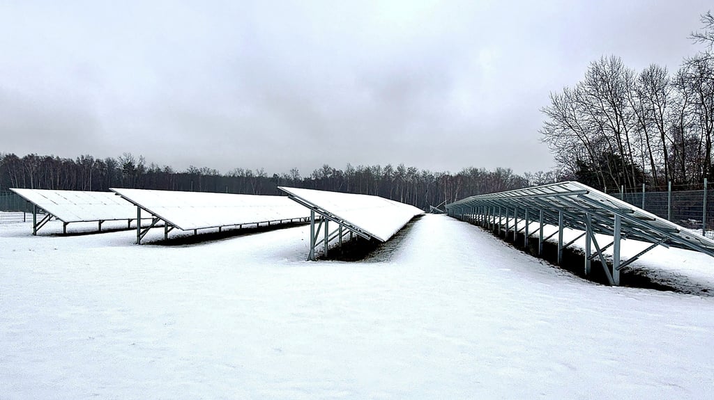 Ein Beispiel von vielen: Die Photovoltaikanlagen der Stadtwerke im Roßlauer Kiefernweg waren in diesem Jahr bereits wochenlang mit Schnee bedeckt.