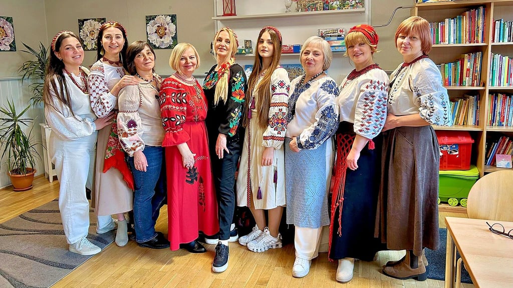 Das sind  einige der ukrainischen Frauen, die in typischer Festkleidung in Merseburg von der Fotografin Fatemeh Hassani porträtiert wurden. 