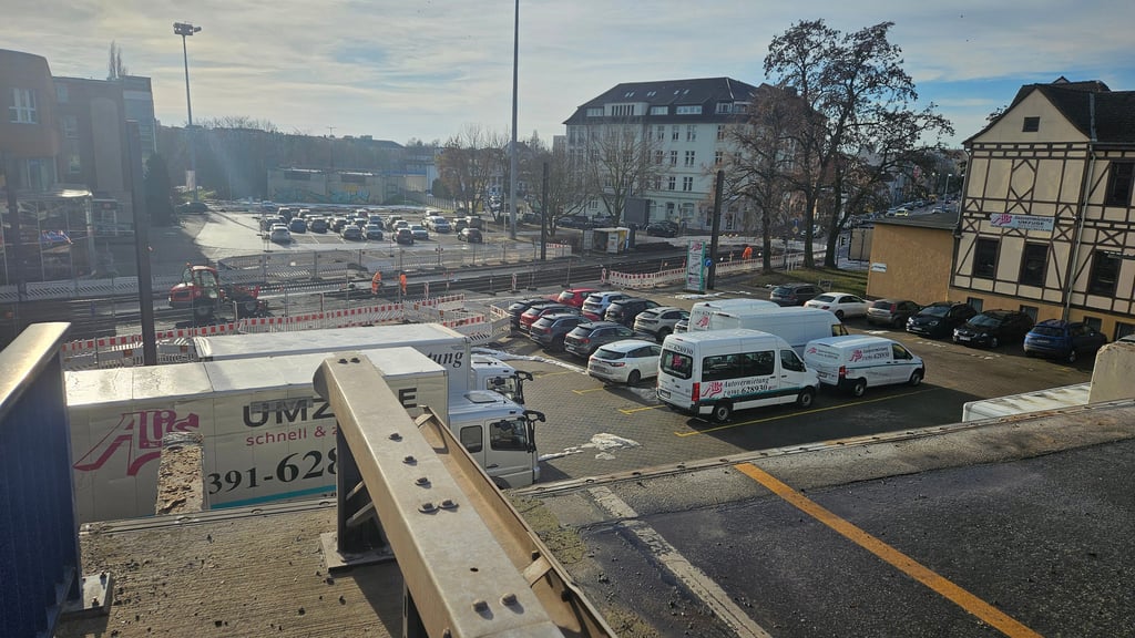 Die Arbeiten an der gefallenen Ringbrücke an der Halberstädter Straße in Magdeburg gehen nun endlich weiter.