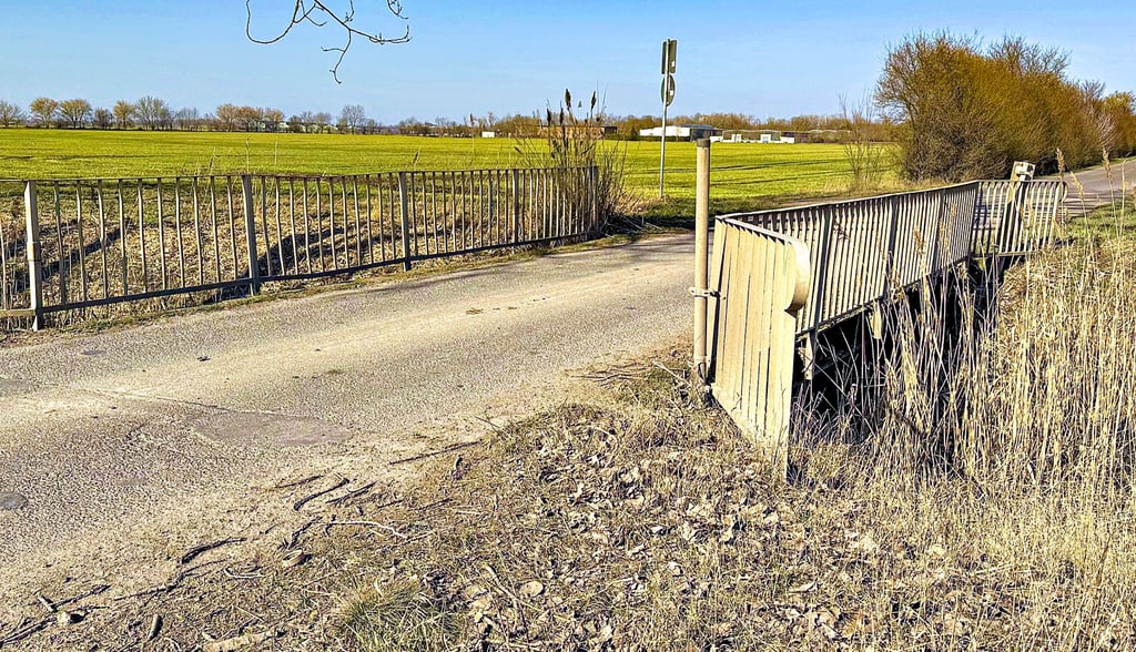 Die Ehlebrücke bei Tarthun auf der Straße nach Groß Börnecke befindet sich nicht mehr im besten Zustand. Die Verbandsgemeinde will sie deshalb durch einen Neubau ersetzen. 