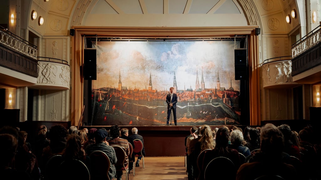 Diese Szene aus dem Film Der Schimmelreiter wurde im Saal des Hotels Schwarzer Adler gedereht: Hauke Haien (Max Hubacher) stellt sich den Fragen der Bürger zum Küpstenschutz.