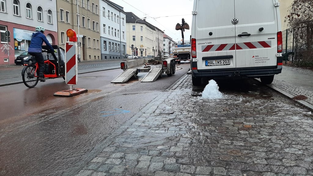 Ein Wasserrohrbruch beschäftigt die Mitarbeiter der Halleschen Stadtwirtschaft am Mittwoch auf der Reilstraße.