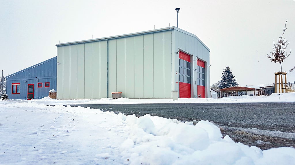 Auf dem Weg zum neuen FFW-Gerätehaus Rossau bei Osterburg gab es viele Rückschläge. Nun steht es und die Stadt bekommt einen bitteren Nachtisch serviert.