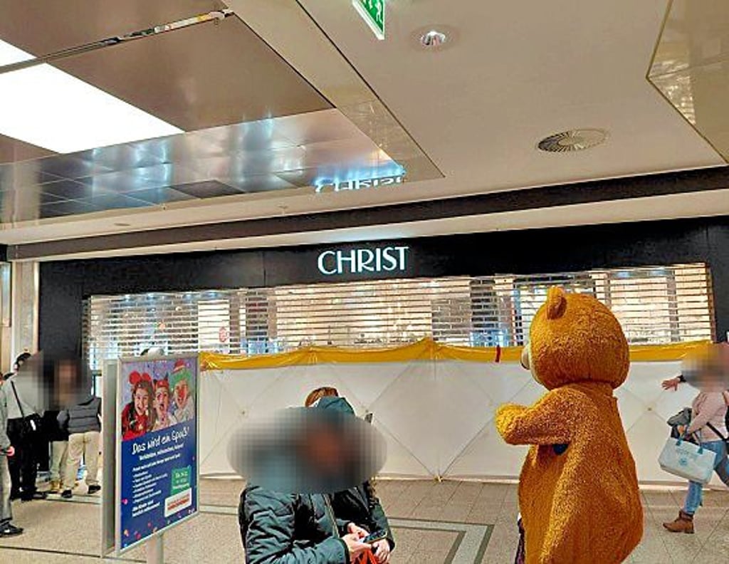 Die geschlossene  „Christ“-Filiale in Dessau  nach dem Raub.