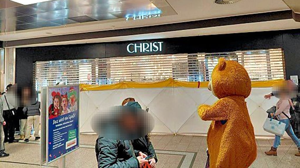 Die geschlossene  „Christ“-Filiale in Dessau  nach dem Raub. Während des Kinderfaschings im Einkaufszentrum schlug ein Mann eine Vitrine ein, stahl Schmuck und floh mit einem E-Scooter.&nbsp;