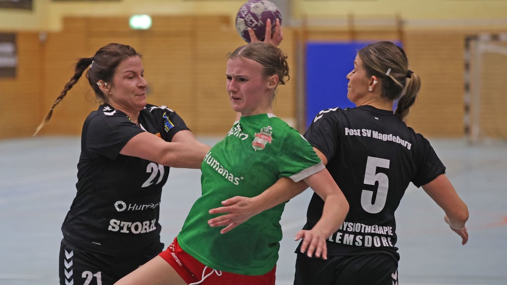 Jolina Kramer (M.) gewann mit dem HSV das Stadtderby gegen den Post SV – hier Anne (l.) und Romy Stutz – nach einem Vier-Tore-Pausenrückstand noch mit 38:32.