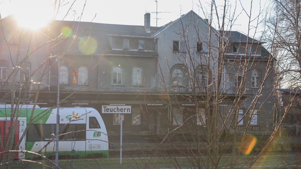 Hier fährt die Erfurter Bahn am Teucherner Bahnhof zwischen Weißenfels und Zeitz vorbei. Doch fährt von dort jemals wieder ein Zug nach Naumburg?