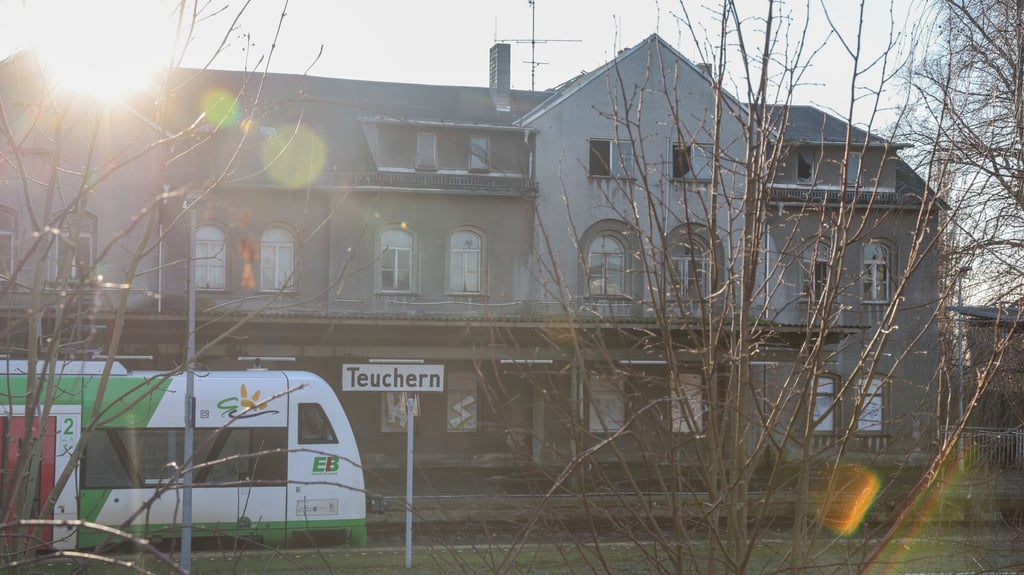 Hier fährt die Erfurter Bahn am Teucherner Bahnhof zwischen Weißenfels und Zeitz vorbei. Doch fährt von dort jemals wieder ein Zug nach Naumburg?