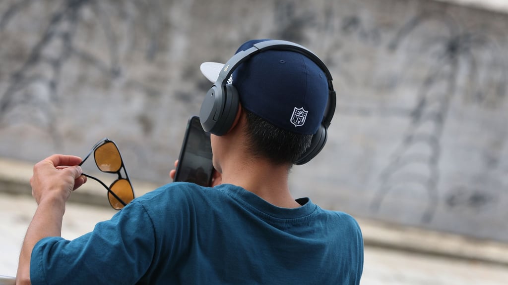 Die Nutzung von sozialen Medien selbst steuern und im Rahmen halten? Für Heranwachsende ist das oft überfordernd - umso wichtiger ist, dass die Eltern hier unterstützen.